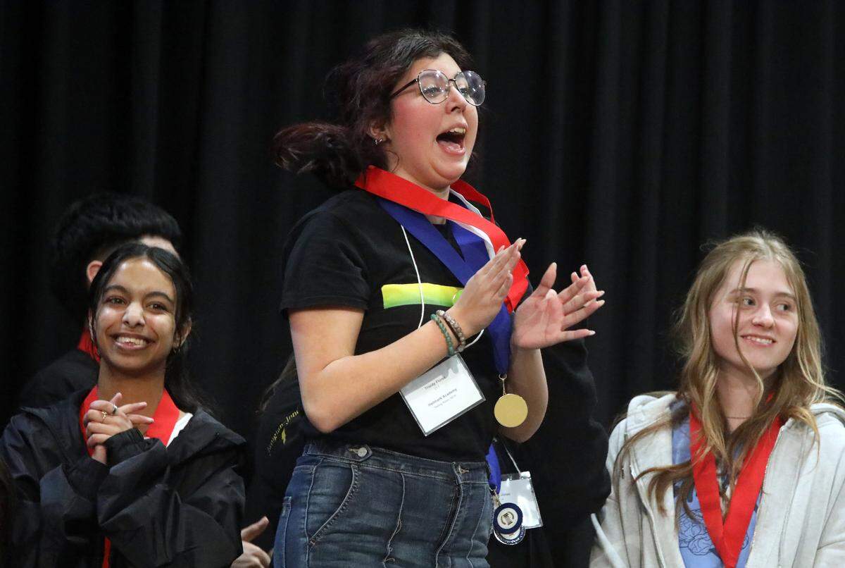 Trisidy Florez, de Hallmark Charter, reacciona durante la entrega de medallas de entrevista en el Decatlón Académico del Condado de Fresno 2024, el 3 de febrero de 2024, en Sunnyside High School.