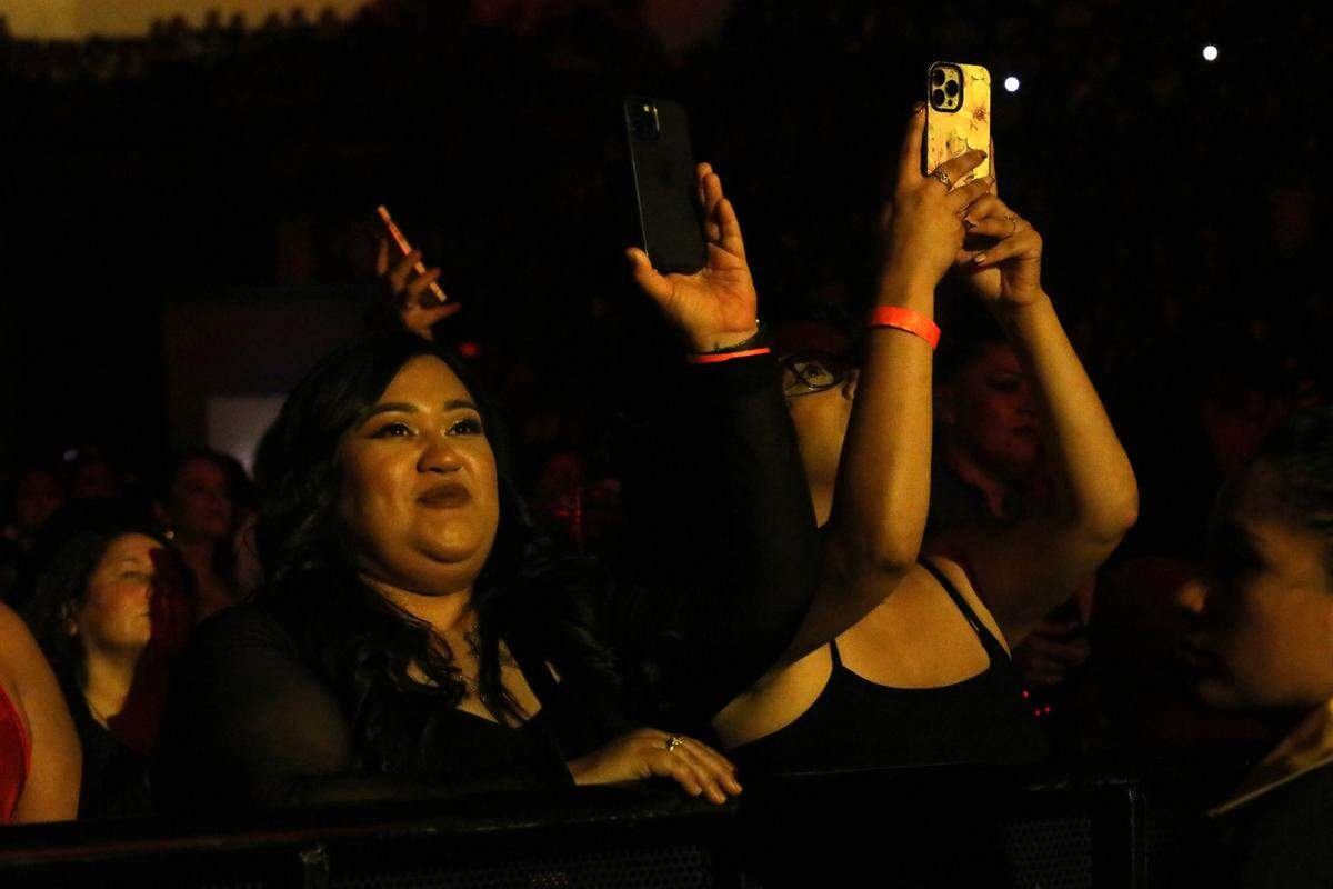 Fans en el concierto de la gira 'Formula Vol. 3' de Romeo Santos en Fresno,  la noche del miércoles 4 de octubre, en el Save Mart Center.