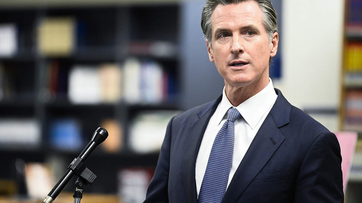 Se muestra al gobernador Gavin Newsom hablando en Winton, California, sobre la confirmación de la variante ómicron de COVID-19 en el estado el 1º de diciembre de 2021.
