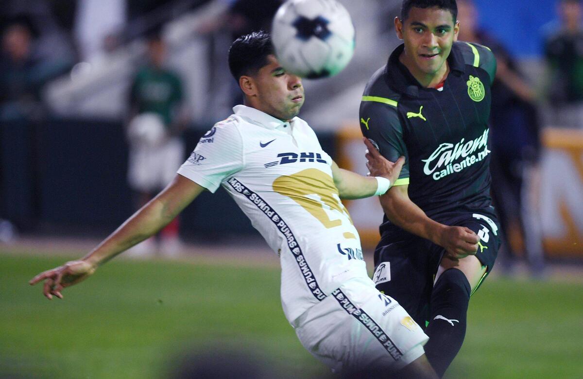 Guadalajara’s Gilberto Sepulveda, right, kicks past Pumas UNAM’s Emanuel Montejano, left, Wednesday, March 23, 2022 in Fresno.