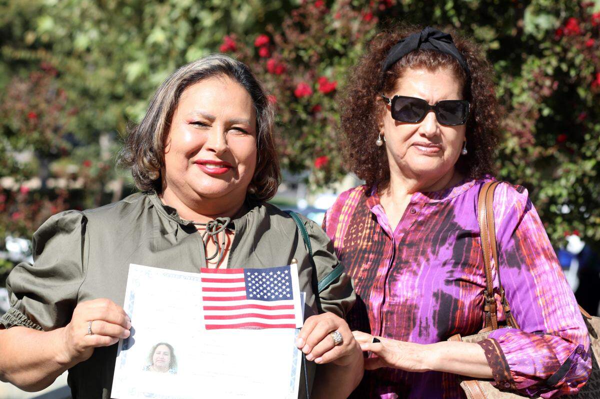 Gloria Sandoval (izquierda) junto a su madre Herlinda Martínez, fue una de las 42 personas provenientes de 13 países - incluyendo México (22) - que tomaron juramento a la bandera de los Estados Unidos el 26 de septiembre en Fresno.