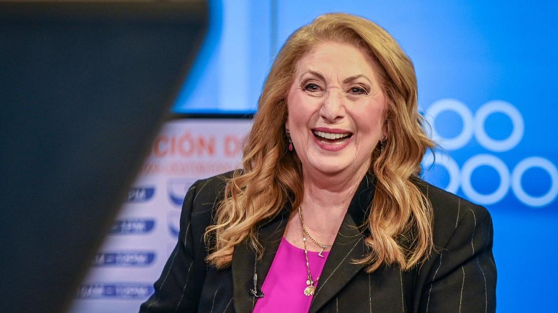 Lupita Lomelí, del Canal 21 de Univisión en Fresno, sonríe mientras graba el programa matutino en el estudio de la estación en Fresno, el viernes 3 de mayo de 2024.