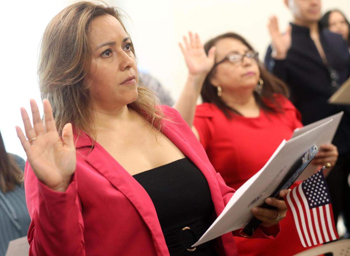 Sandra Bedoya, de 49 años y originaria de la Ciudad de México, es unas las 38 personas provenientes de 12 países - incluyendo El Salvador (3), México (19), Honduras (1) y Perú (1) - que tomaron juramento a la bandera de los Estados Unidos en la mañana del martes (29 de agosto) durante una ceremonia de naturalización en la oficina del USCIS en Fresno.