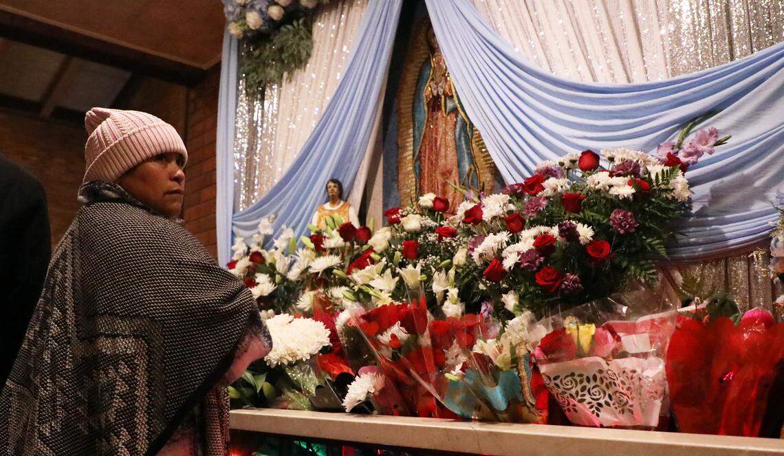Un feligrés de A St. Joachim Catholic Church en Madera reza frente a un altar a la Virgen de Guadalupe durante la celebración de su fiesta el 12 de diciembre de 2025.