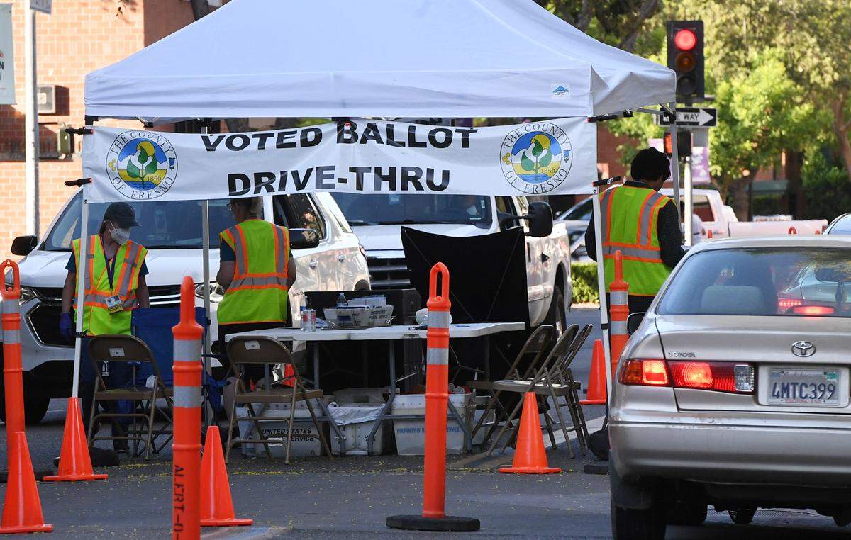 The County Clerk’s drive-thru ballot drop-off station on Kern Street is busy late Tuesday afternoon, June 7, 2022 in Fresno.