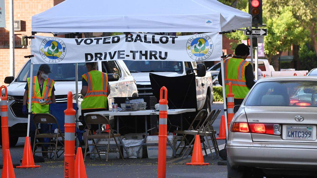 The Fresno County Clerk’s drive-thru ballot drop-off station on Kern Street during last June’s primary election.