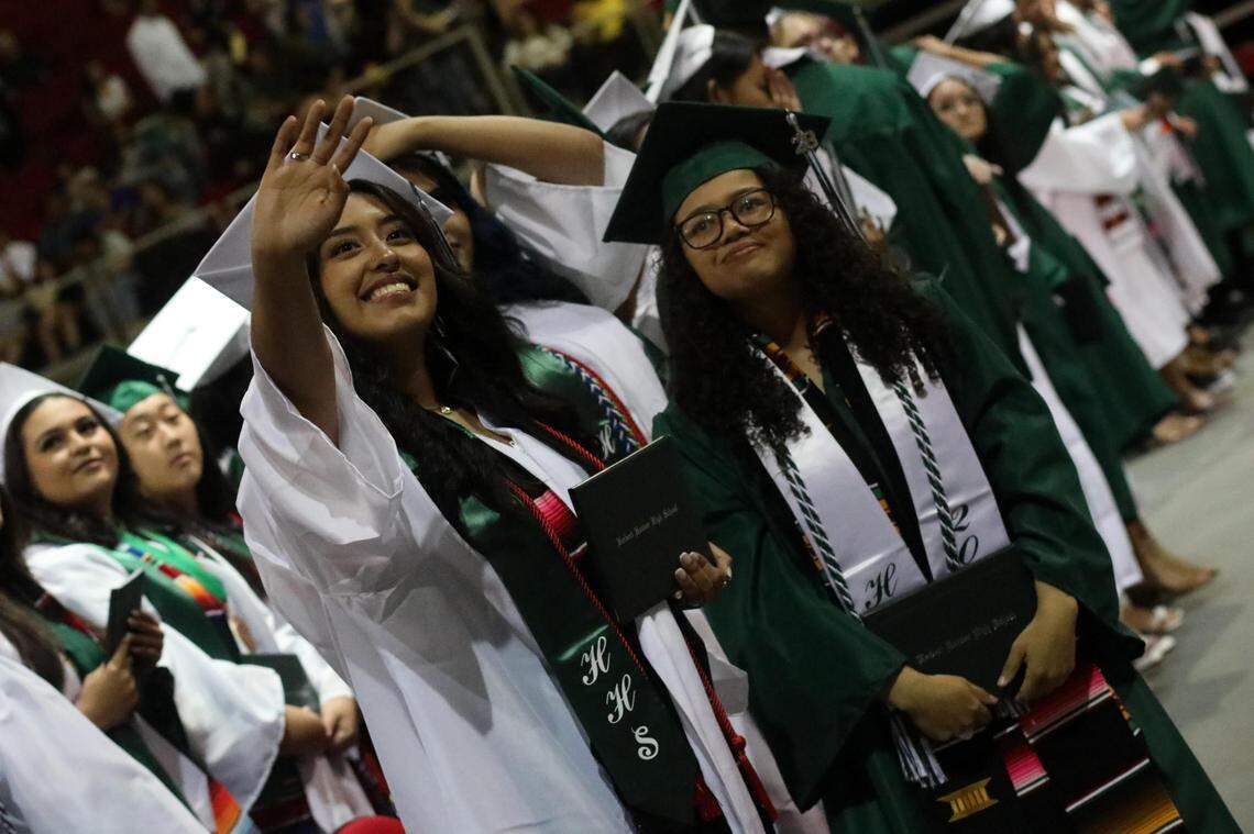 Un grupo de estudiantes durante la ceremonia de graduación de Hoover High, celebrada en el Save Mart Center, el 6 de junio de 2023.