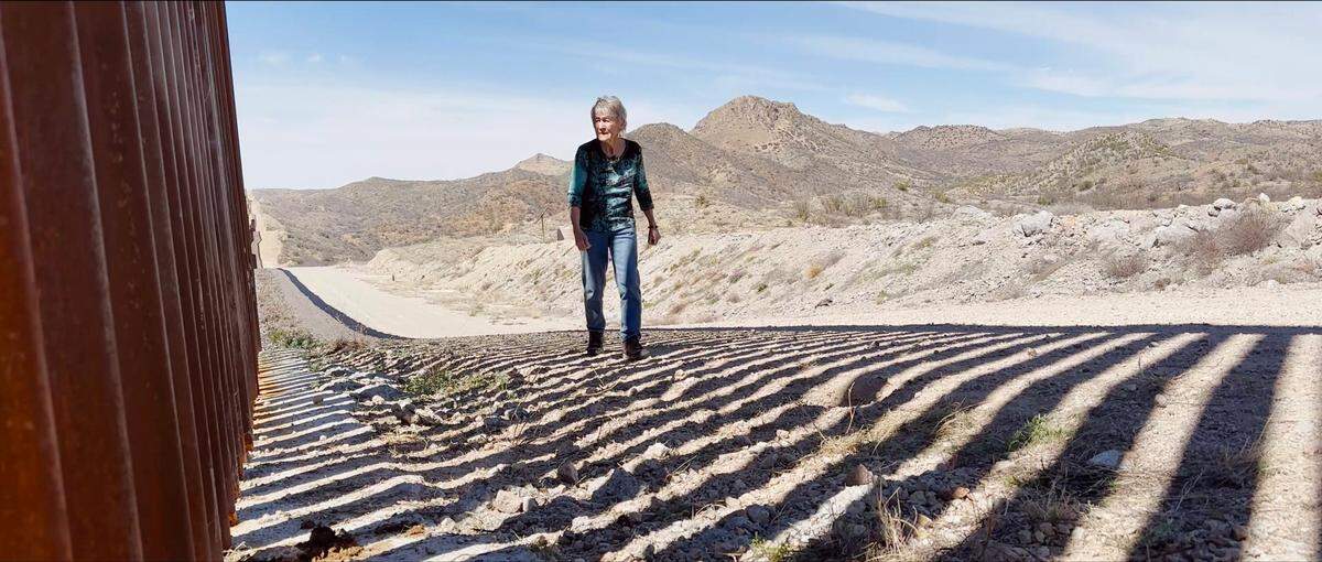 El sufrimiento humano detrás de la crisis migratoria, visto desde los ojos de una mujer de 82 años que se dedica a salvar migrantes que cruzan el desierto de Arizona, se ve reflejado en el cortometraje ‘Shura’, el cual ofrece una narrativa alejada de la retórica hostil de algunos políticos estadounidenses hacia la inmigración.