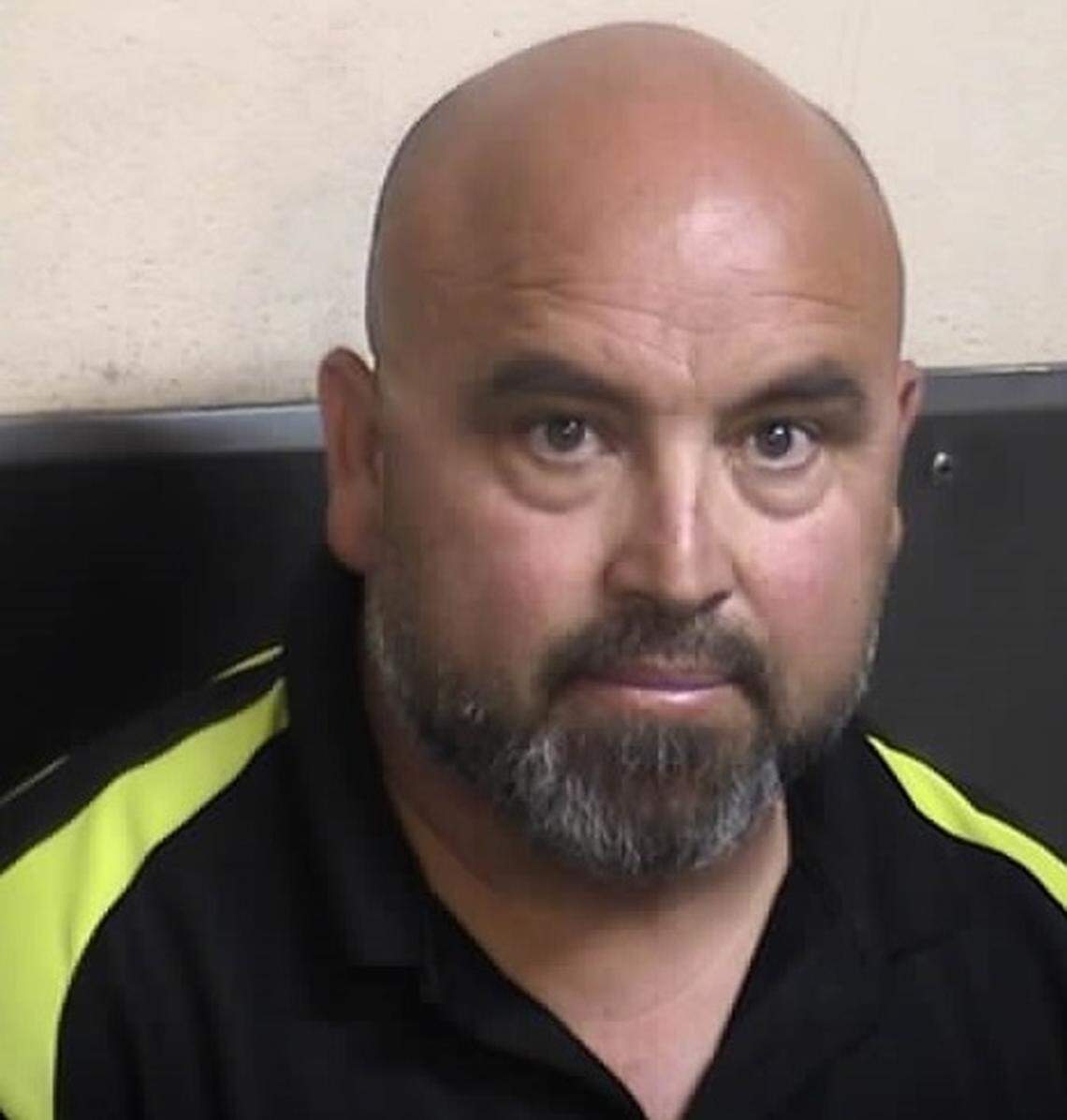 Carlos Rivas, un empleado del distrito escolar de Raisin City, fue arrestado en el trabajo por actos lascivos con un menor. Los padres alegan que no fueron notificados debidamente.