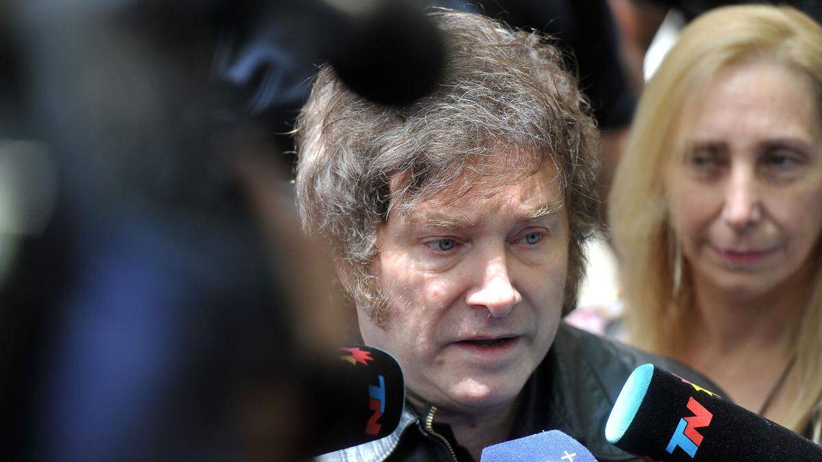 Javier Milei, se mostró este domingo “tranquilo” y “satisfecho” tras votar para el balotaje entre él y el aspirante oficialista, Sergio Massa, a pesar de la “campaña del miedo” que, señaló, le hizo su rival.