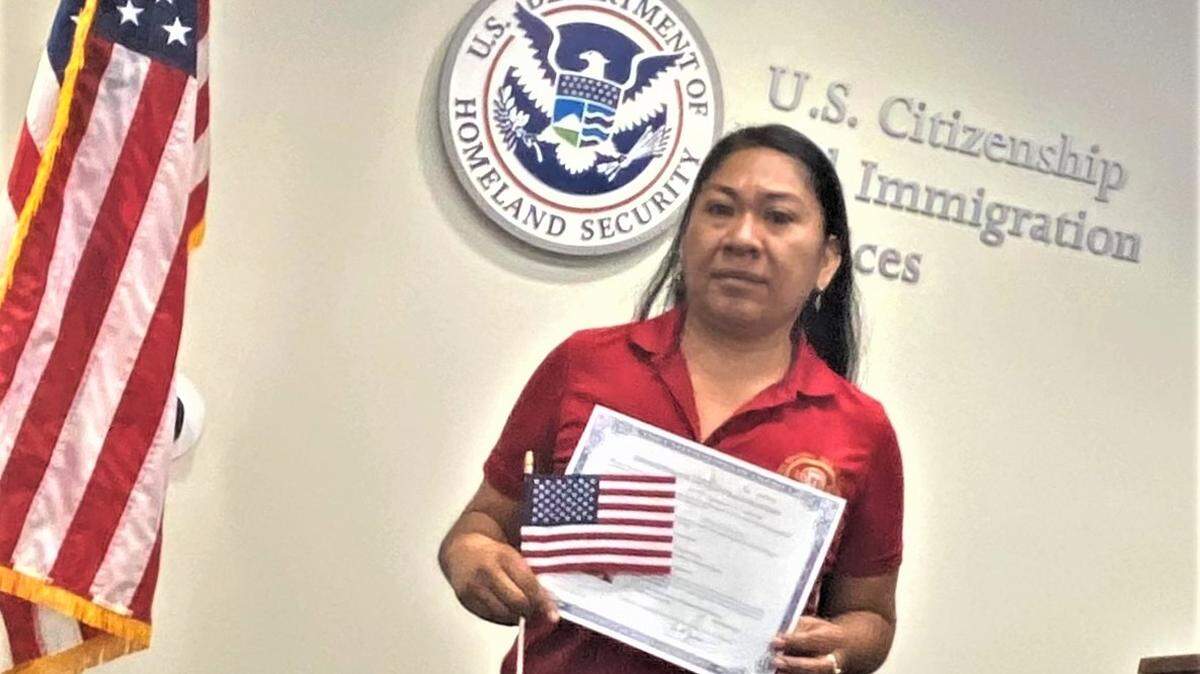 Oralia Maceda, de 45 años, tomó juramento a la bandera de los Estados Unidos durante una ceremonia de naturalización llevada a cabo el 18 de octubre en las oficias del USCIS en Fresno.
