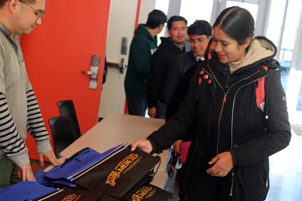 Esther Ledo, estudiante de la Universidad Autónoma Chapingo visita la Universidad de California, Merced el 1 de marzo durante un viaje educativo de 10 días a los Estados Unidos.