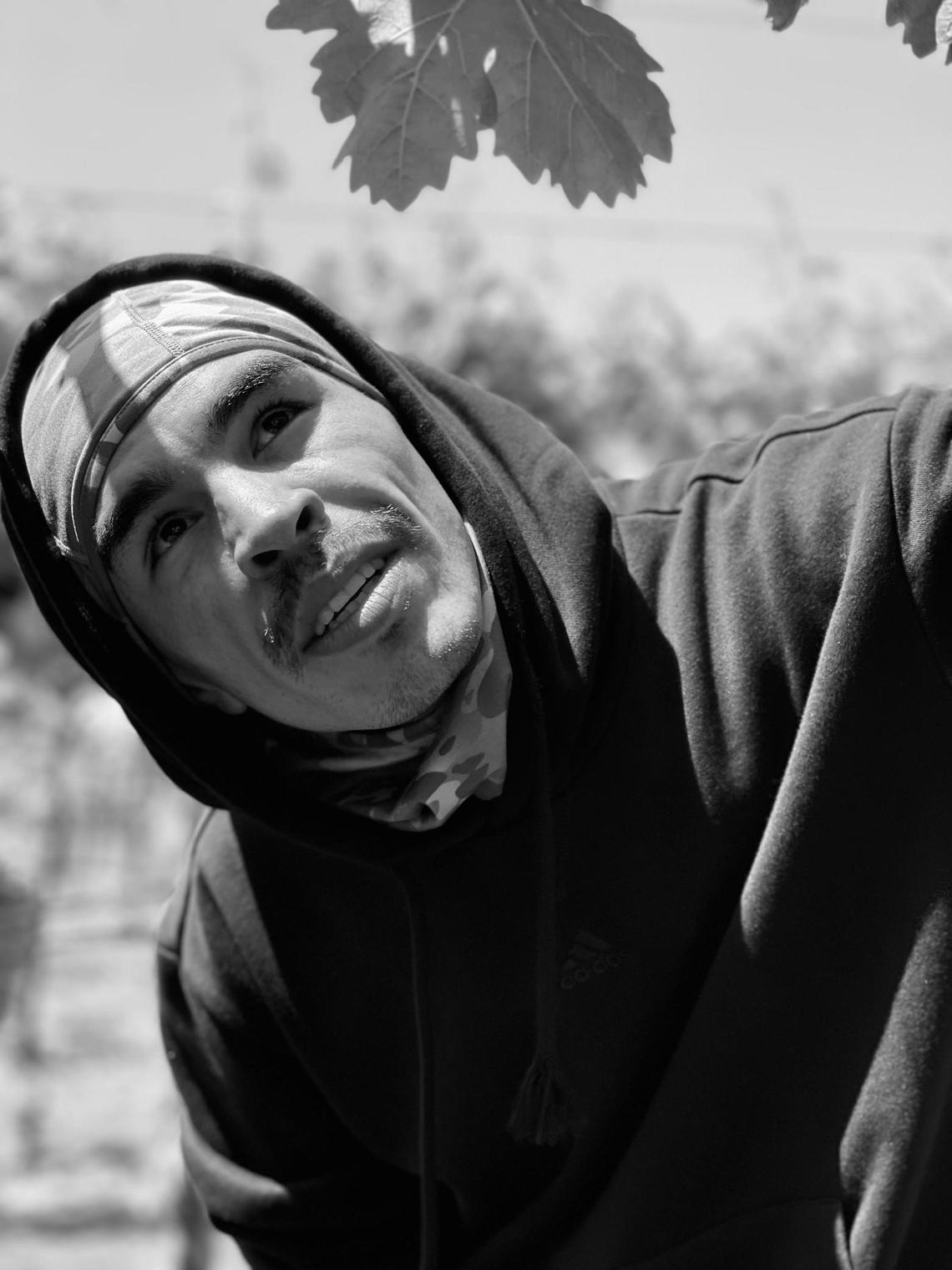 Mexican singer Erick Aragón, better known as Codiciado, recently joined forces with La Campesina radio station to honor agricultural workers in Fresno County making an April 19 stop in Reedley to bring a hot lunch to a selected crew of farmworkers.