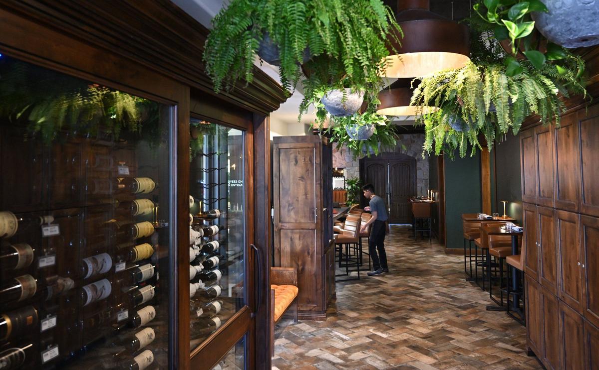 La entrada al nuevo Oak Hill Wine + Bistro, en el noreste de Fresno.