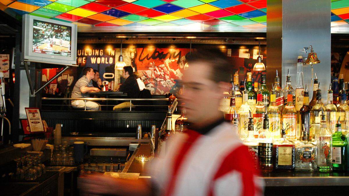 This TGI Friday’s in this file photo from 2005 in Bloomington, Minn., was one of the first in the U.S. restaurant chain to be remodeled in the new style. The red-and-white stripes were kepts, but the bar’s colored-glass ceiling was updated. (SHNS photo by Glen Stubbe / Minneapolis-St. Paul Star Tribune)