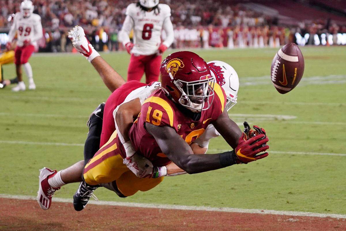 Southern California tight end Malcolm Epps, left, can’t get to a pass in the end zone as Fresno State defensive back Evan Williams defends during the first half of an NCAA college football game Saturday, Sept. 17, 2022, in Los Angeles. (AP Photo/Mark J. Terrill)