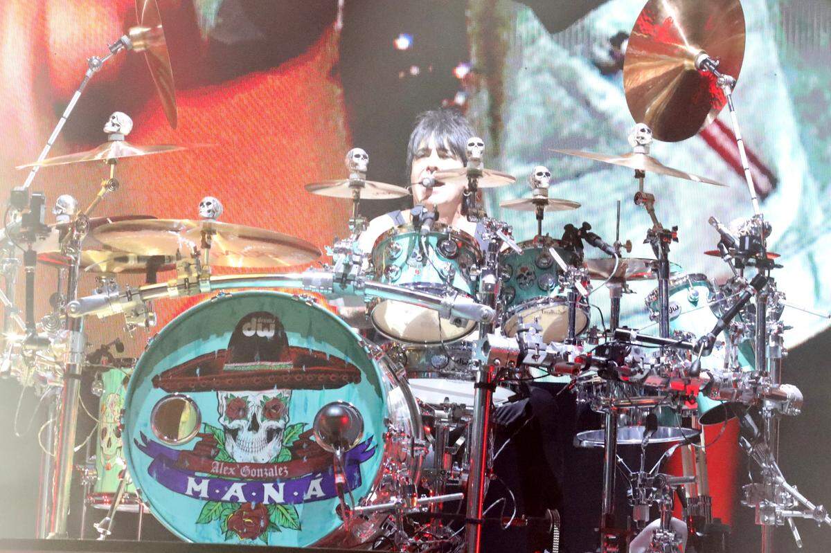 El baterista de Maná, Alex González, se presenta durante su gira México Lindo y Querido en el Save Mart Center el viernes 1 de diciembre de 2023 en Fresno.