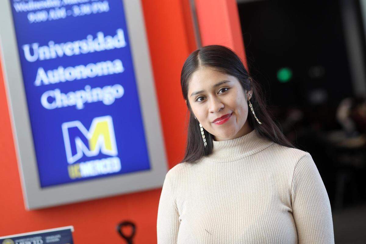 Esther Ledo, estudiante de la Universidad Autónoma Chapingo visita la Universidad de California, Merced el 1 de marzo durante un viaje educativo de 10 días a los Estados Unidos.