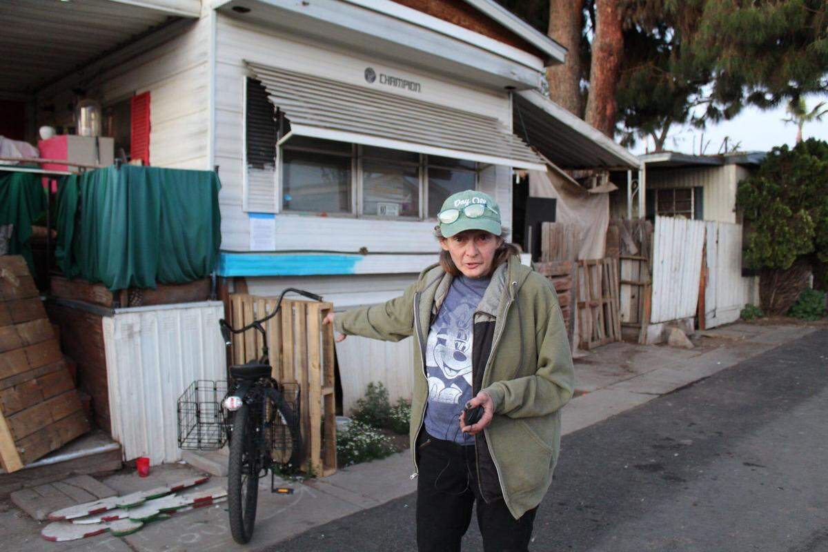 Kim Sands who lives at Trails End Mobile Home Park in Fresno hasn’t had a gas line going to her home since April 2021, when a deadly fire broke out and destroyed her neighbors’ homes.