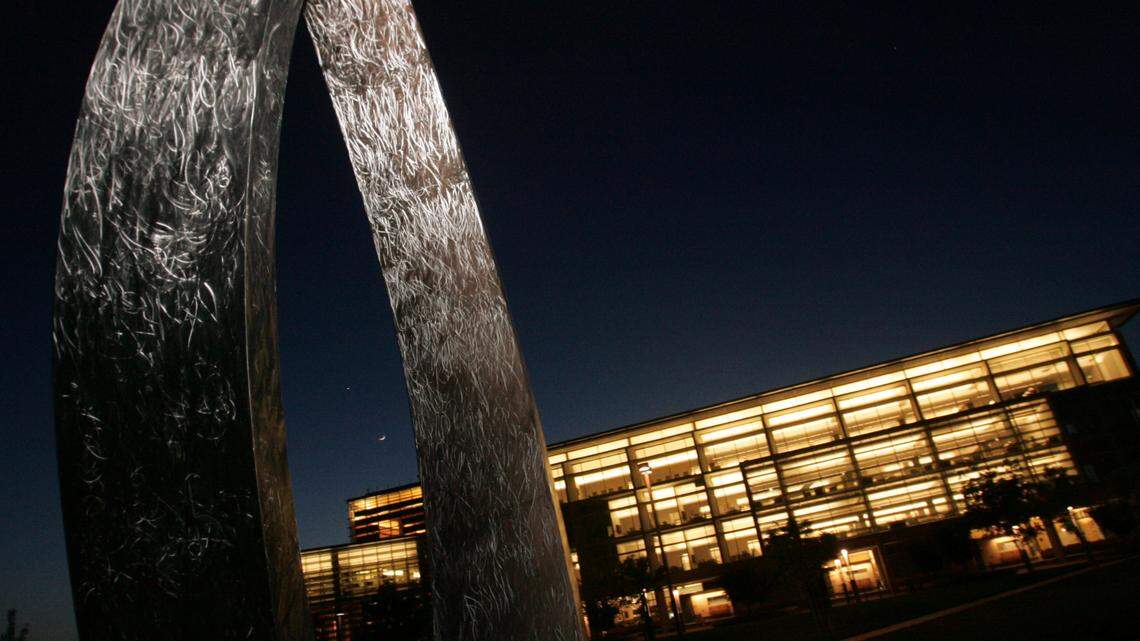 University reps from around California gather at UC Merced to talk volunteer opportunities