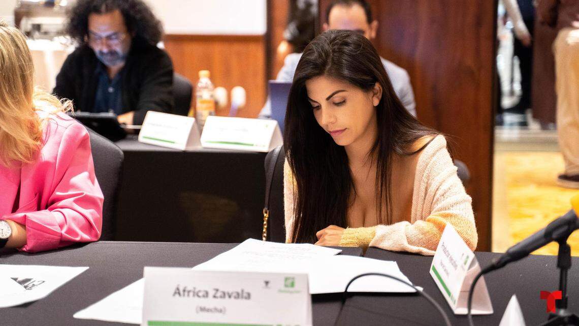 La actriz mexicana África Zavala en una de las primeras lectura de guión de la exitosa serie ‘El Señor de los Cielos’ por Telemundo.