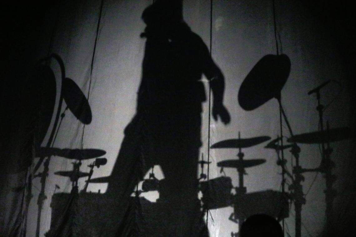 Maná drummer Alex González during their “Vivir sin Aire” tour at the Save Mart Center on Friday, November 28, 2025 in Fresno. | El baterista de Maná, Alex González, durante su gira “Vivir sin Aire” en el Save Mart Center el viernes 28 de noviembre del 2025 en Fresno.