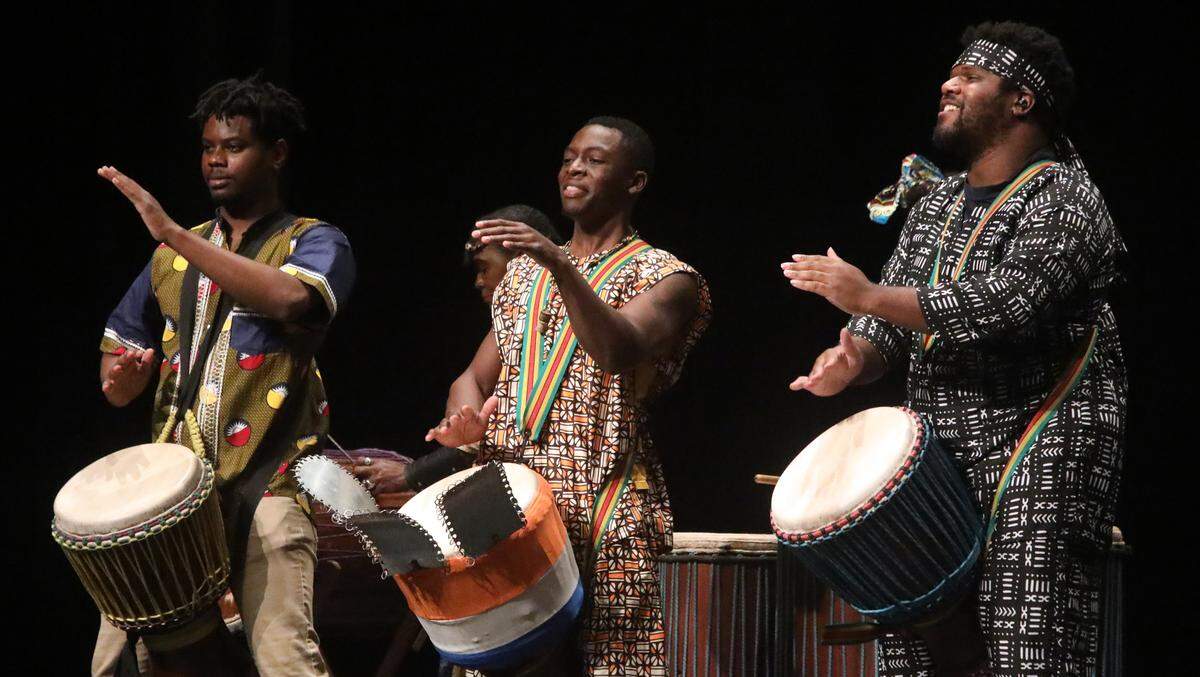 African Drum Interactive actuó en la conmemoración de la unidad de Martin Luthern King en el Fresno Veterans Memorial Auditorium, el 15 de enero de 2024.