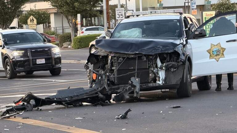 Truck runs red light, crashes into Fresno police vehicle at intersection, cops say