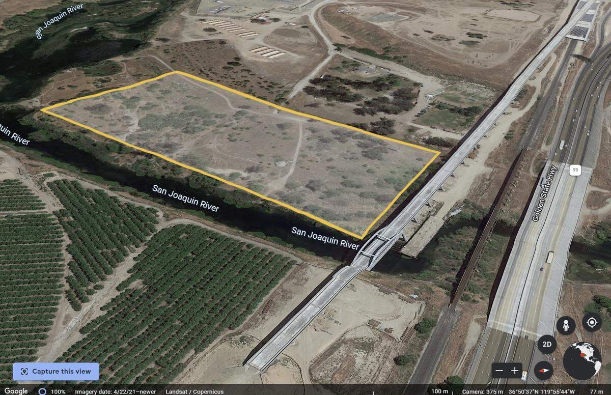 Yellow box shows approximate boundary of Camp Pashayan, the western terminus of the San Joaquin River Parkway. At right are the new high-speed rail viaduct, the Union Pacific Railroad crossing and Highway 99.