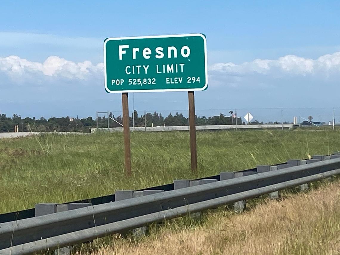 Un letrero de población y límite de la ciudad de Fresno en la Highway 180 en dirección oeste, al este de la salida de Marks Avenue, indica que la población de la ciudad es de 525,832 habitantes. Otros letreros de tráfico tienen cifras de población diferentes para Fresno.