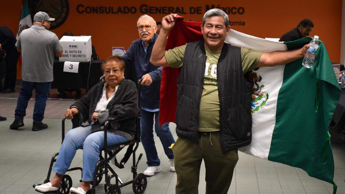 Ciudadanos emiten su voto en las elecciones generales mexicanas este domingo, en Los Ángeles (Estados Unidos). Miles de mexicanos en EE.UU. intentan votar este domingo en las elecciones de su país, en una jornada llena de problemas técnicos del sistema y filas interminables de varias horas en los consulados de ciudades como Washington, Los Ángeles o Nueva York.