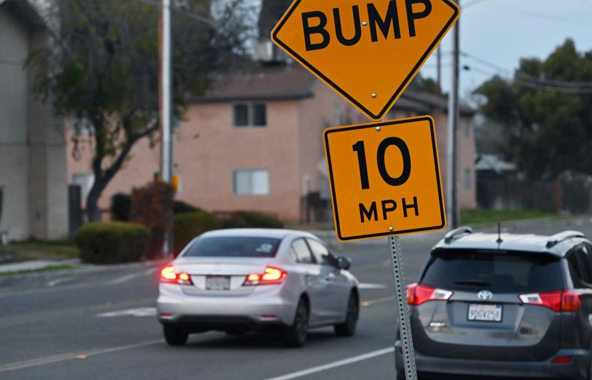 A speed limit sign warns drivers of speed bumps along Chestnut Ave. between Gettysburg and Ashlan avenues Tuesday, Jan. 9, 2024 in Fresno.