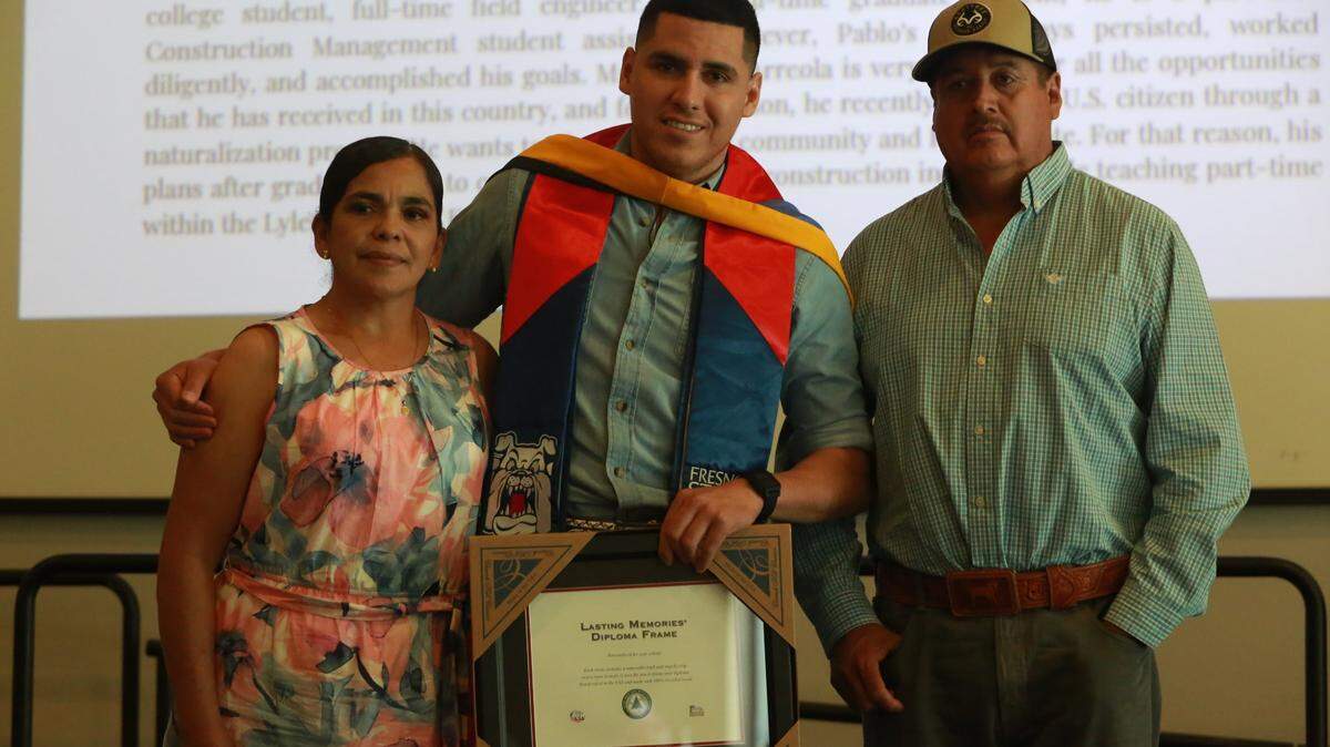 Pablo Cabrera Arreola se está graduando con una maestría en administración de la construcción. El fue nominado por el Programa Migrante de Asistencia Universitaria (CAMP por sus siglas en inglés) como candidato de CAMP al reconocimiento de medallista del decano como estudiantes de posgrado de la División de Asuntos Estudiantiles y Gestión de Matriculación de la universidad.
