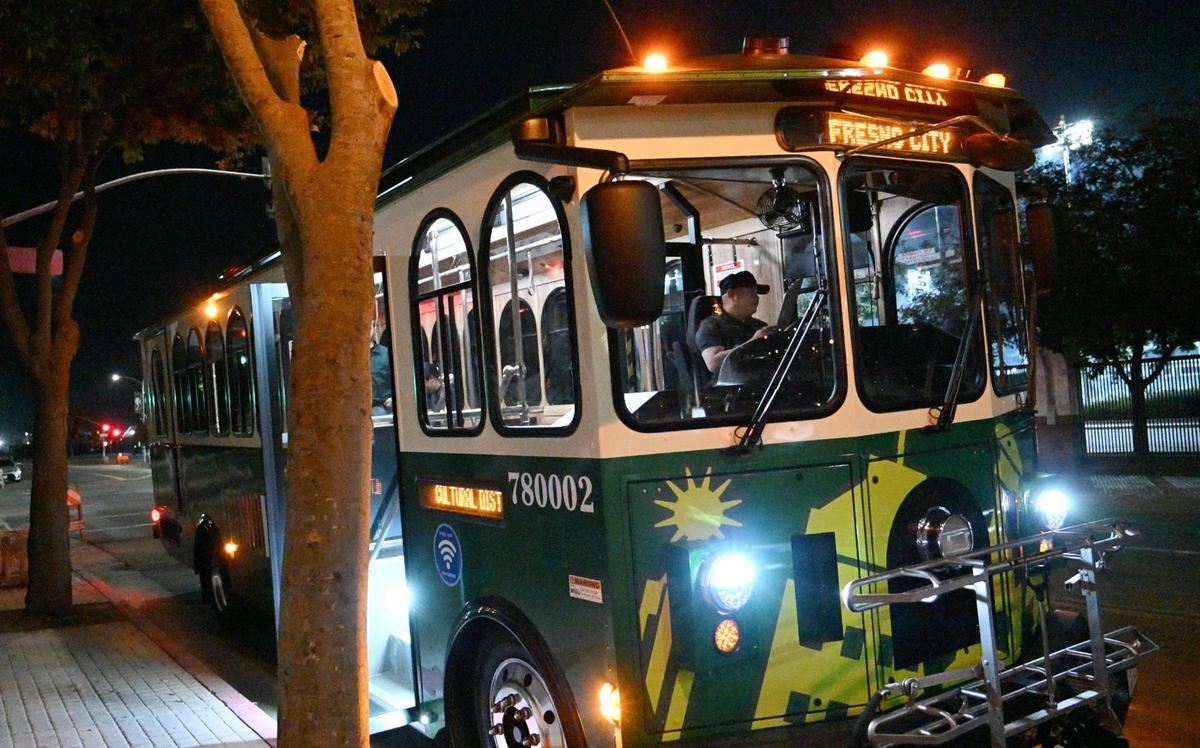 El nuevo FresnoHOP de la ciudad de Fresno, un servicio gratuito de tranvía que une Fresno City College, el Campus Pointe de Fresno State, el Cultural Arts District, el Tower District y el Brewery District, se prepara para salir del Brewery District, la noche del viernes 10 de noviembre de 2023, en Fresno.