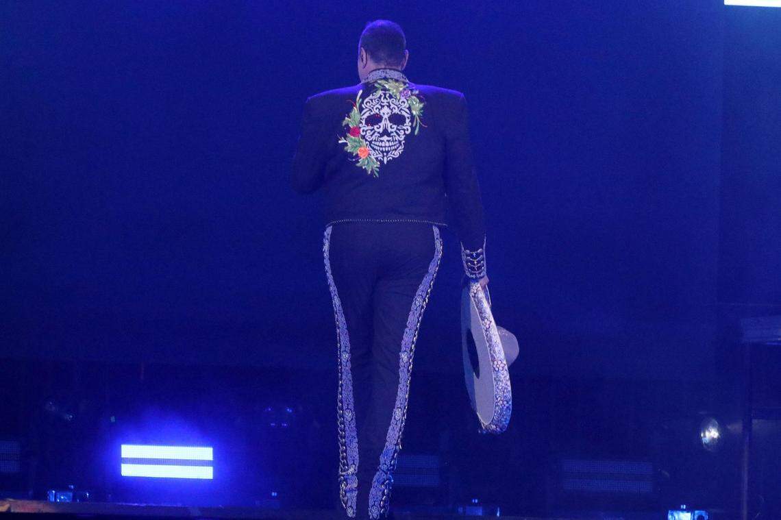 Pepe Aguilar volvió solo a los escenarios con un show que no decepcionó a sus fanáticos en el Valle Central deleitando a su público del Save Mart Center en Fresno el pasado sábado 22 de julio con los éxitos a lo largo de su carrera durante dos horas de pura música mexicana.