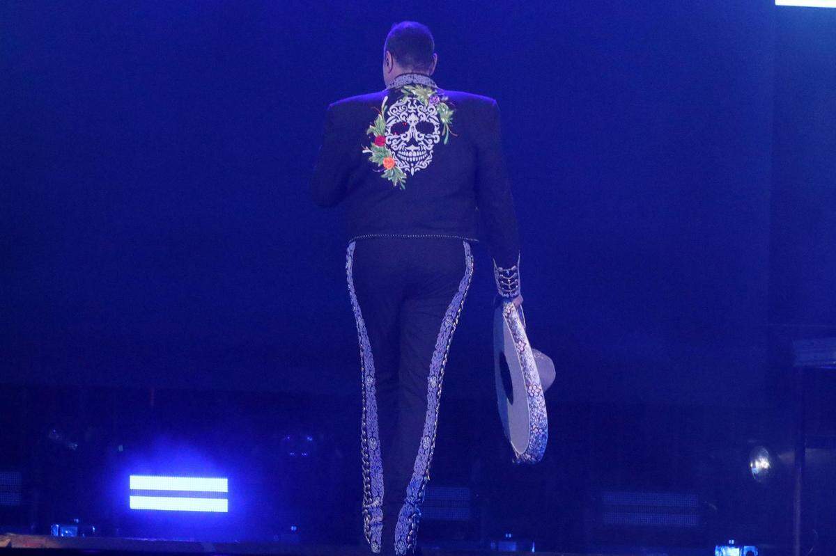 Pepe Aguilar returned alone to the stage with a show that did not disappoint his fans in the Central Valley, delighting his audience at the Save Mart Center in Fresno on Saturday, July 22 with hits from throughout his career during two hours of pure Mexican music.
