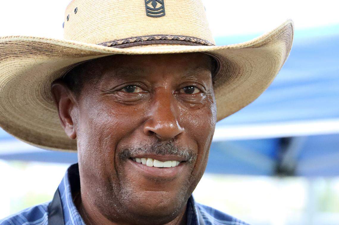 El comandante Willie Tate del VFW Post 8900 había estado en el puesto un mes cuando el techo se derrumbó en el salón. Tate espera que las reparaciones se pueden hacer a tiempo para abrir para bailes, cenas y otros eventos.