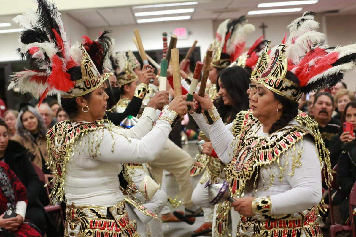 Los danzantes del grupo La Conquista rindieron homenaje a la Señora del Tepeyac con sus danzas durante la celebración en honor a Nuestra Señora de Guadalupe en la Iglesia San Carlos Borromeo el 12 de diciembre.
