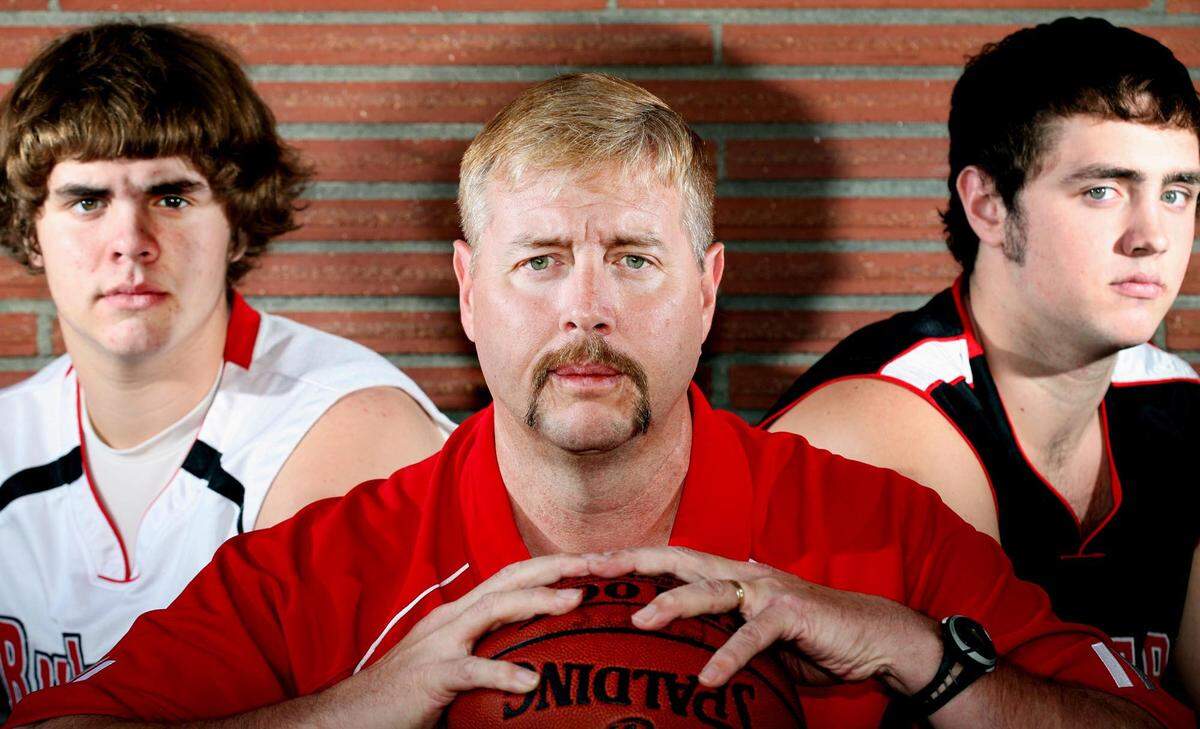 Hanford boys’ basketball coach Brad Felder with his sons, Beau, left, and Barrett, right.