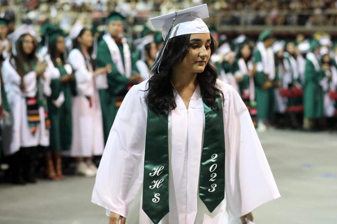 Carolina Corrales Cháidez durante la ceremonia de graduación de Hoover High, celebrada en el Save Mart Center, el 6 de junio de 2023.