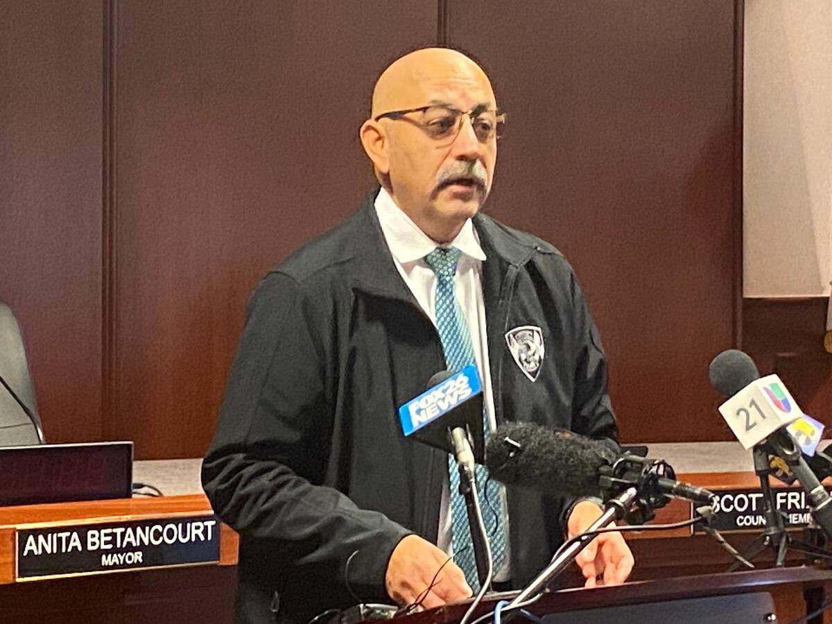 El jefe de policía de Reedley, José Garza, habla con los medios de comunicación el miércoles 10 de enero de 2024 sobre un cuádruple homicidio en el que murieron miembros de una familia.