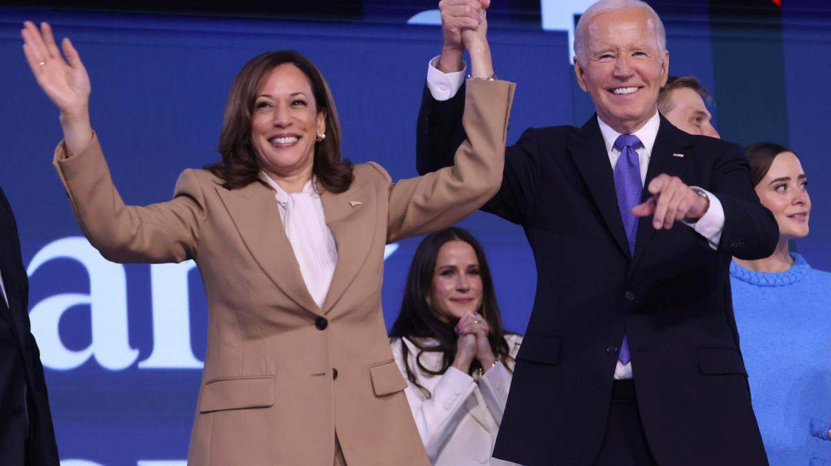 El presidente Joe Biden y la vicepresidenta Kamala Harris saludan a la audiencia luego del discurso de Biden en la noche inaugural de la Convención Nacional Demócrata en el United Center en Chicago el 19 de agosto. / President Joe Biden and Vice President Kamala Harris wave to the audience following Biden’s speech on the opening night of the Democratic National Convention at the United Center in Chicago on Aug. 19.