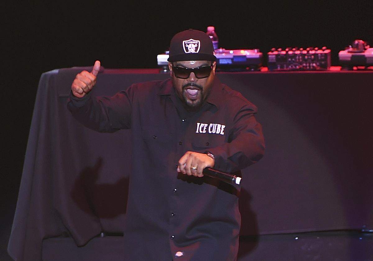 Ice Cube performs at the Big Fresno Fair’s Paul Paul Theater Tuesday night, Oct. 10, 2017 in Fresno.