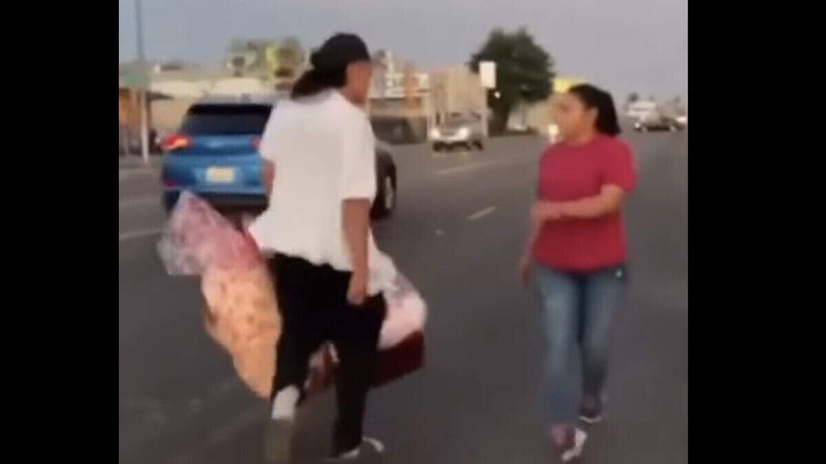 Captura de pantalla de un video de Instagram en el que un hombre intentó robar artículos a vendedores ambulantes el lunes 14 de febrero de 2022, según la policía de Fresno.