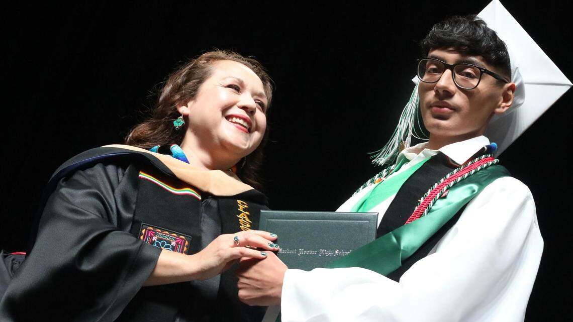El presidente de la generación 2023, Joseph Aquino, recibe su diploma de manos de Claudia Cázares, integrante de la junta escolar, durante la ceremonia de graduación de Hoover High, celebrada en el Save Mart Center, el 6 de junio de 2023.