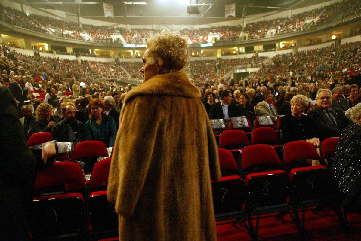 (Tomas Ovalle - The Fresno Bee)TOMAS OVALLE -- THE FRESNO BEEAndrea Bocelli fans donned fur coats, formal gowns and even tuxedos for his Nov. 7 concert.YE2003 ent