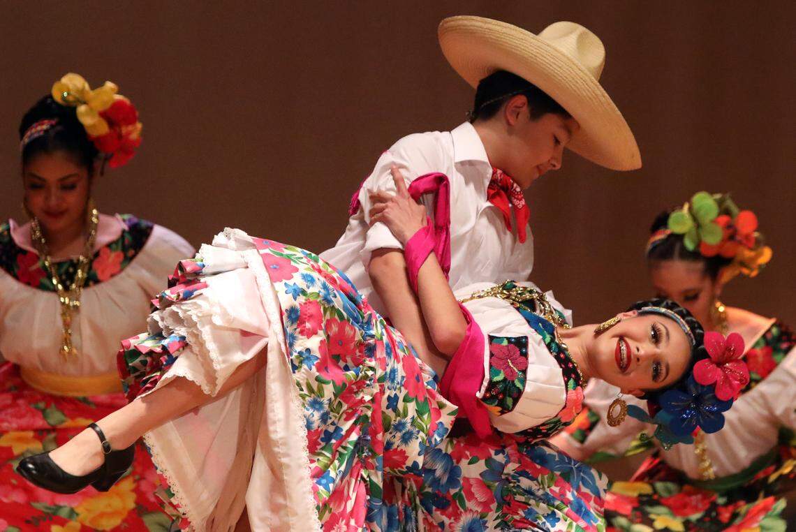 El Nivel 2 de Orígenes Dance Conservatory  presentó danzas de Sinaloa durante la muestra del Festival Danzantes Unidos en el Warnors Theatre, el 23 de marzo de 2024.