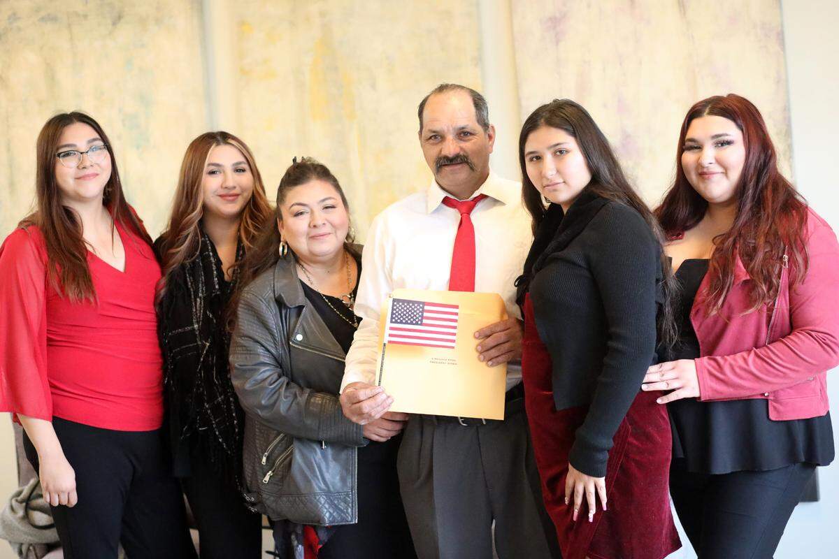 Gonzalo Barriga (centro) con su familia tras jurar como ciudadano estadounidense, el miércoles 20 de diciembre por la tarde en la oficina de Fresno del Servicio de Ciudadanía e Inmigración de Estados Unidos.