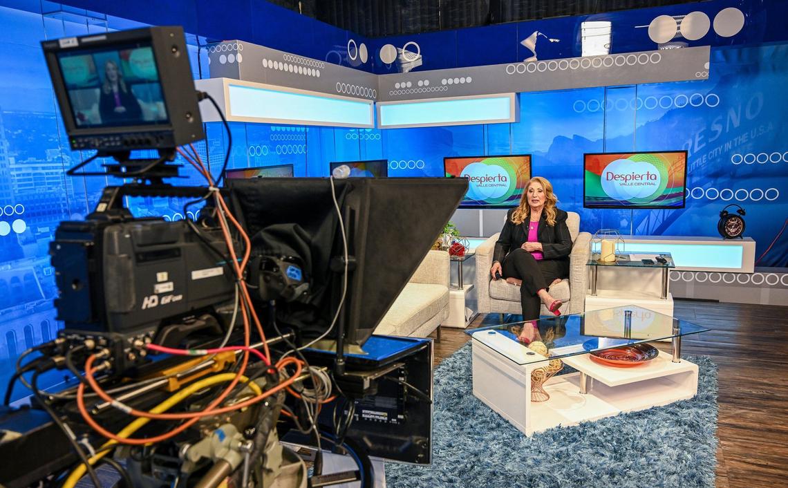 Lupita Lomelí, conductora de Despierta Valle Central de Univisión Canal 21, se prepara para grabar el programa en el estudio de Fresno, el viernes 3 de mayo de 2024.