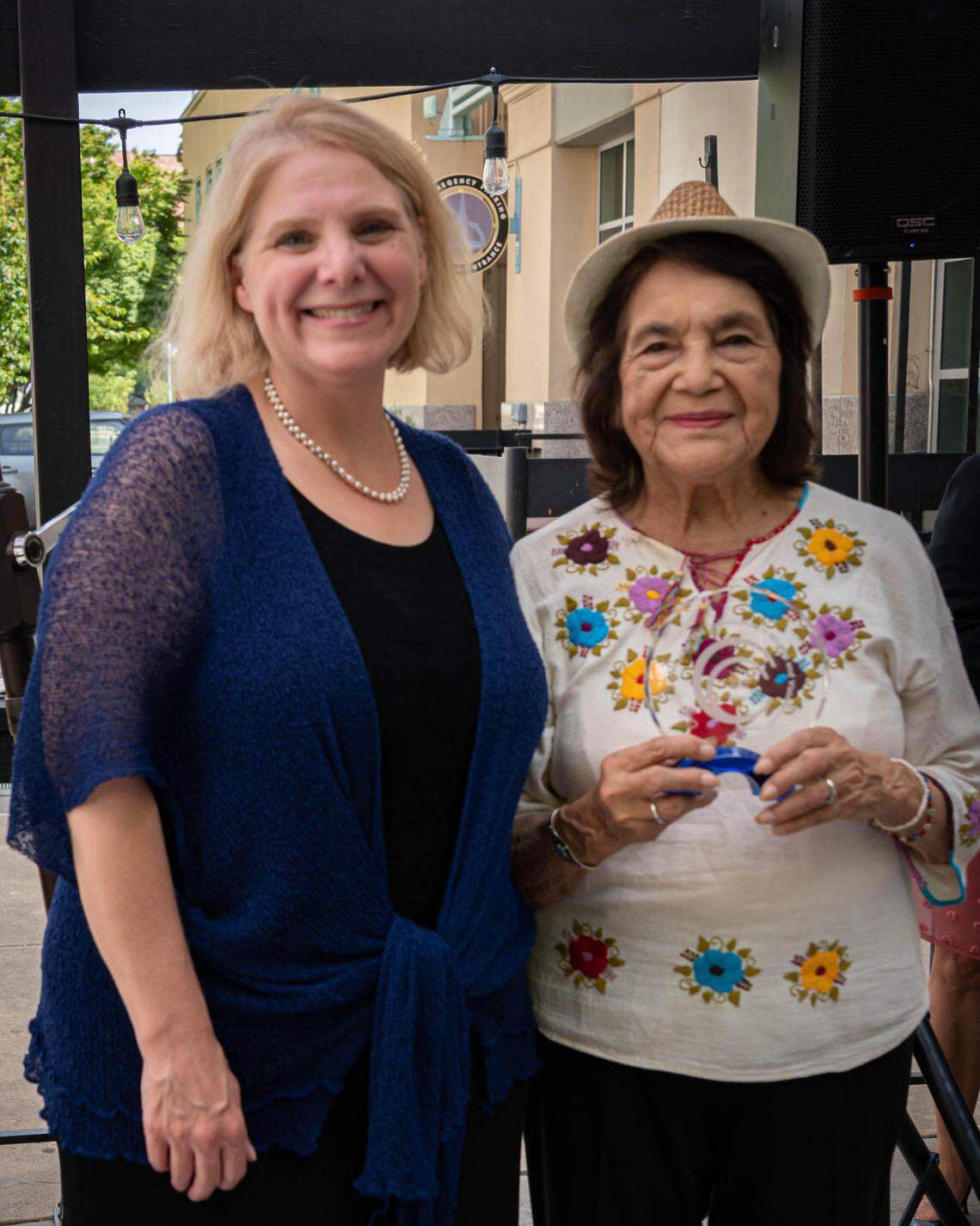 Dolores Huerta, con Kim Callinan, presidenta y directora ejecutiva de Compassion & Choices, recibe máximo reconocimiento por ayudar autorizar Leyes de Ayuda Médica Para Morir en Sacramento